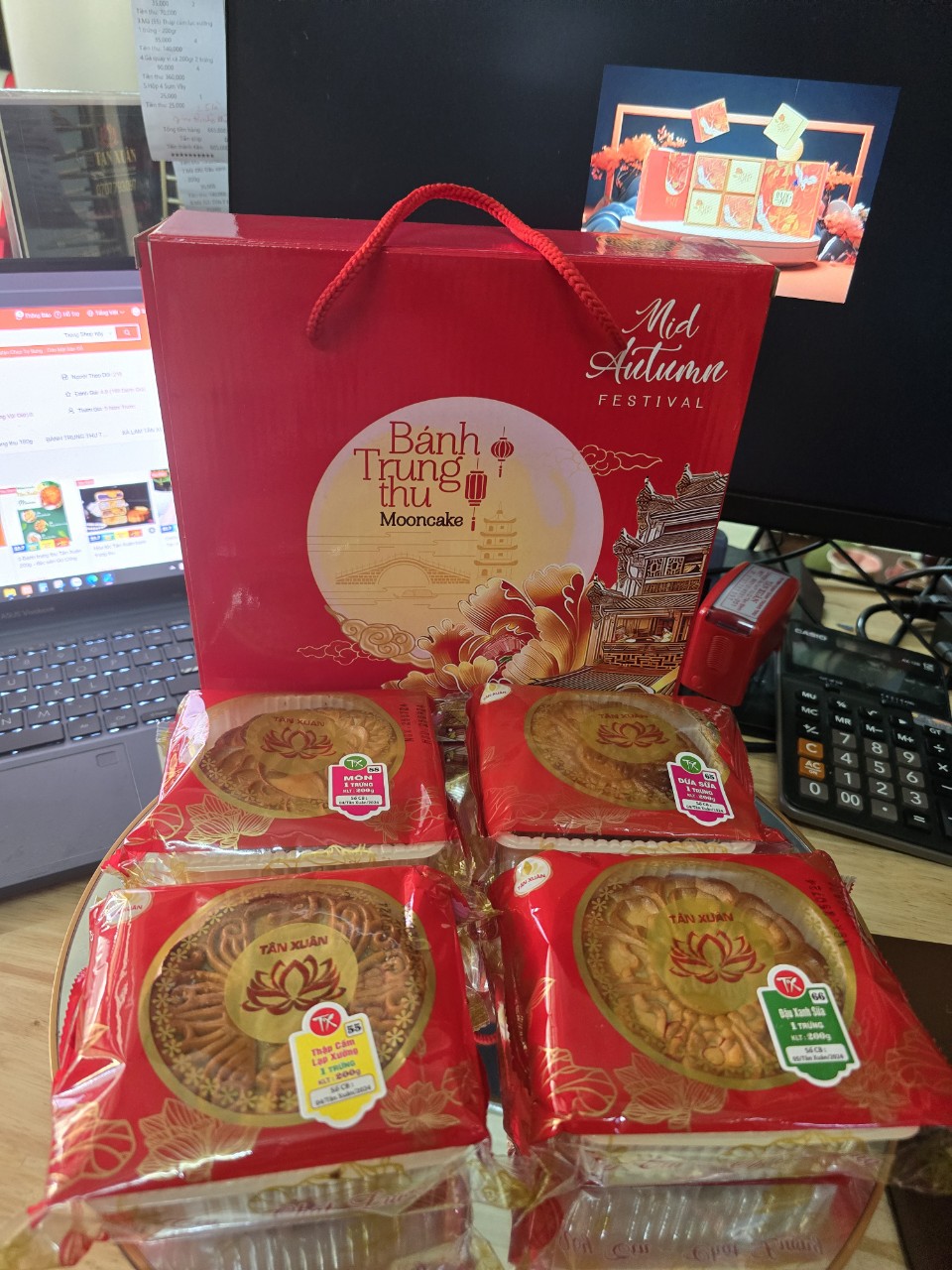 Combo 165k - 4 bánh trung thu 200gr - 1 trứng kèm hộp