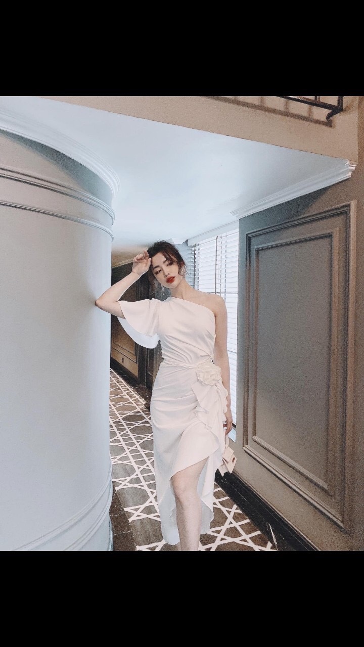 Đầm hở vai eo đính hoa cực sang