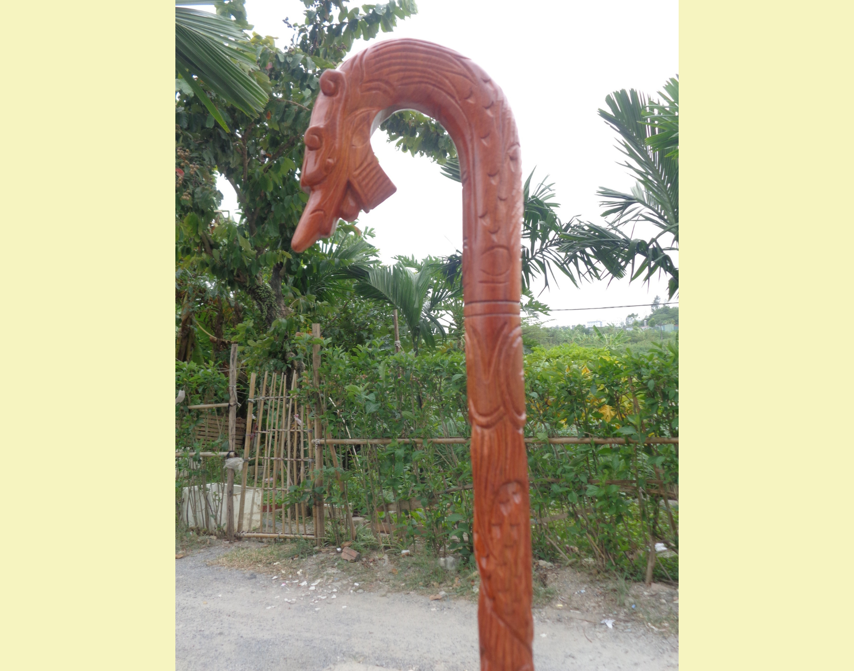 Gậy batoong gỗ hương chống trượt dành cho người già- Tặng kèm 1 móc chìa khóa khảm trai cô gái Áo dài VN