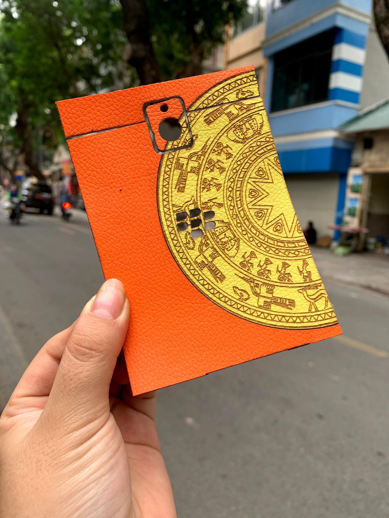Dán da lưng cho điện thoại BB Passport Thường khắc hình trống đồng