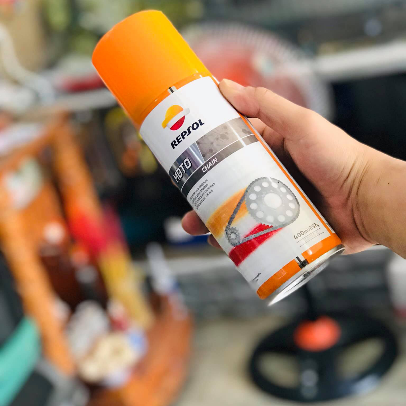 Dưỡng Sên Repsol Chain Lube 400ml, Ít Văng, Bám Dai, Dùng Bôi Trơn Cho Mọi Loại Xích Xe Máy Từ Loại Thường Đến O-Ring, X-Ring, Z-Ring