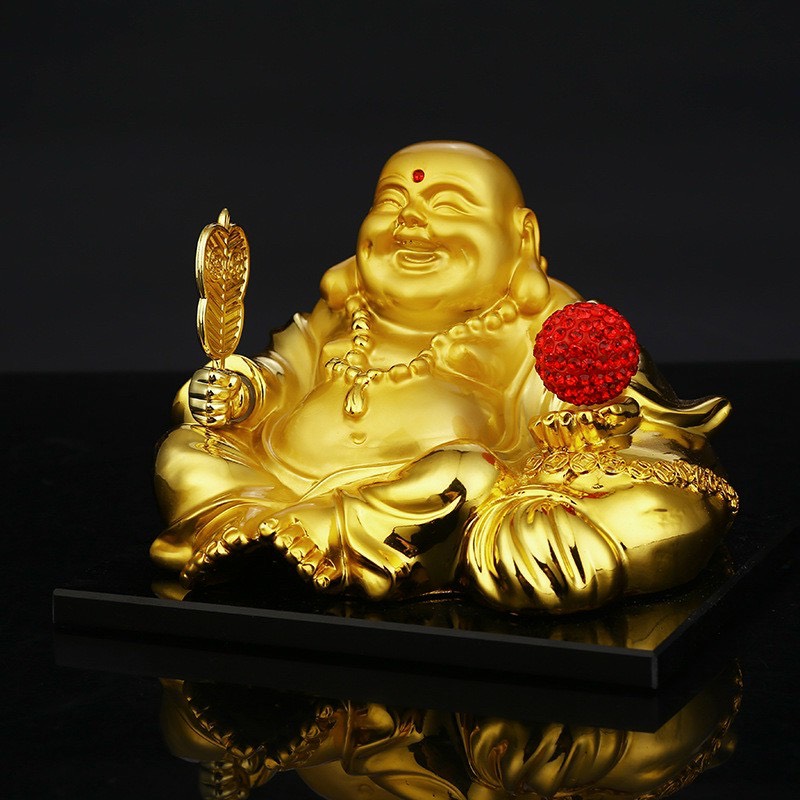 Tượng phật ông di lặc đặt taplo ô tô có quả cầu xoay bằng năng lượng mặt trời