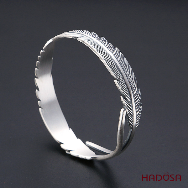 Vòng kiềng bạc Thái lông vũ handmade