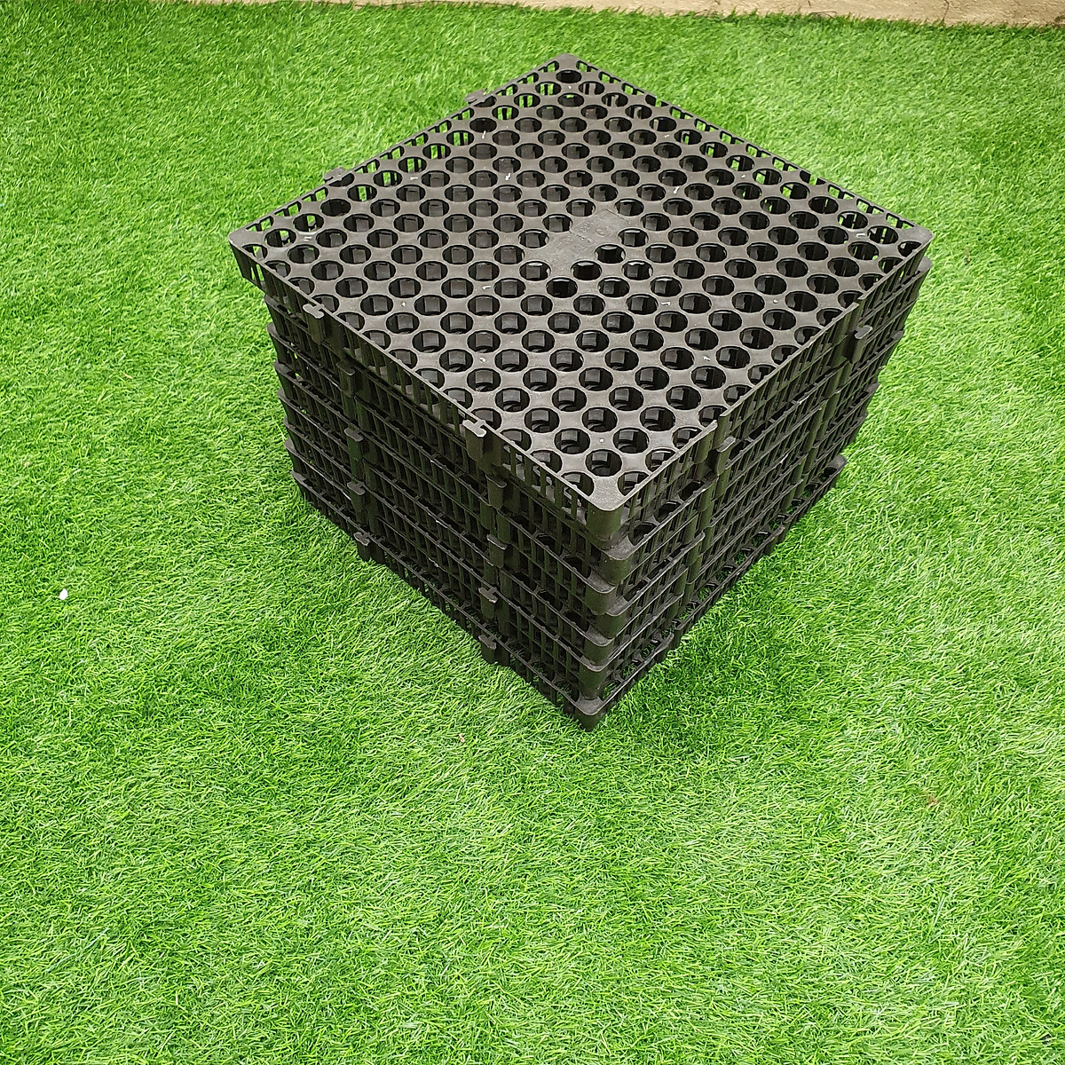 Tấm vỉ thoát nước ngầm 330x330x30mm: 9 tấm/m2, chống ngập úng mái sân vườn và bồn cây trồng sân thượng, chịu lực tốt, độ bền cao.