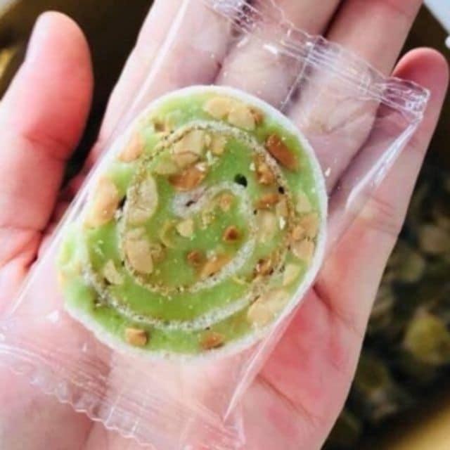 Kẹo dừa lá dứa cuộn bánh tráng nướng Hồng Vân 1kg