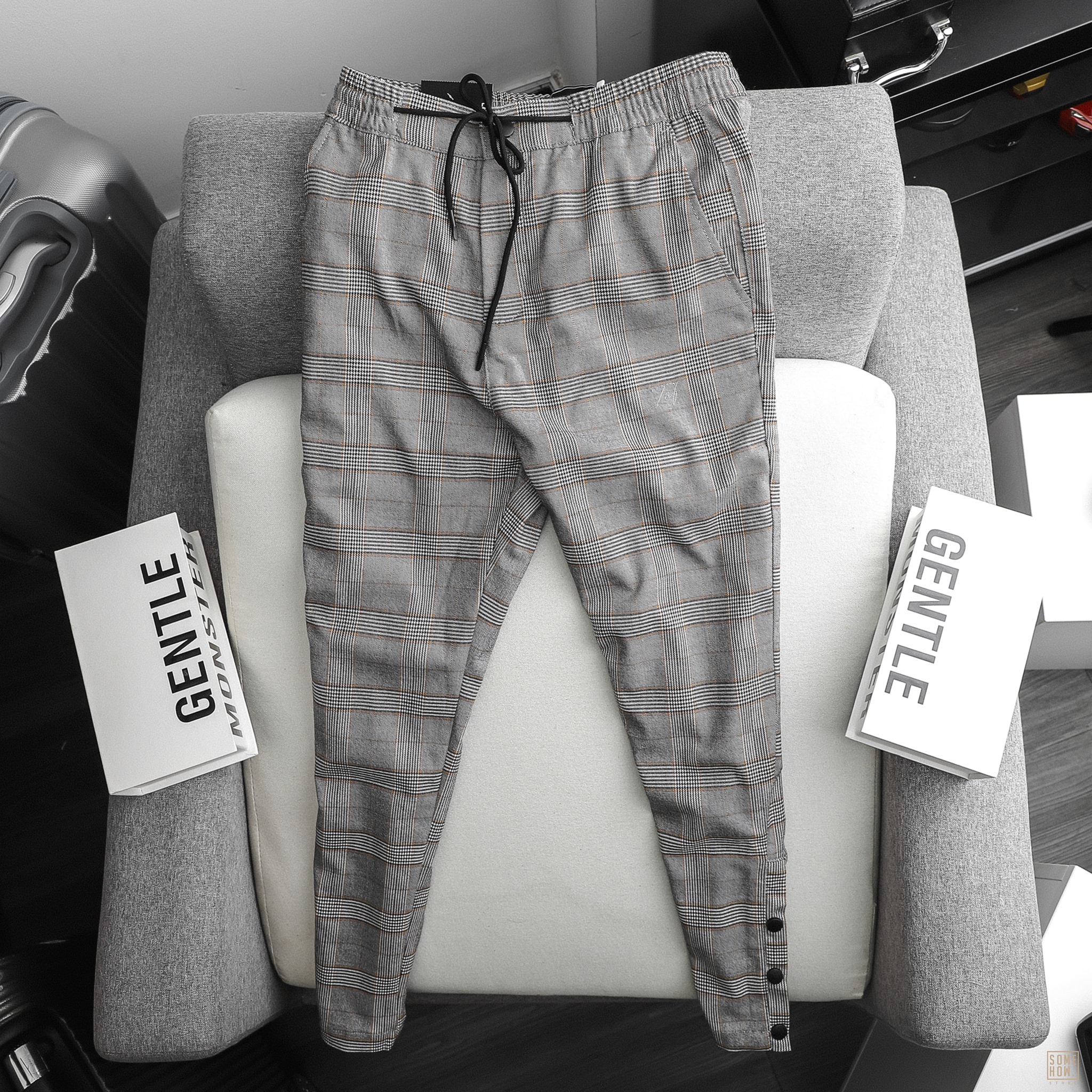 Inf jogger kẻ nút ống xám