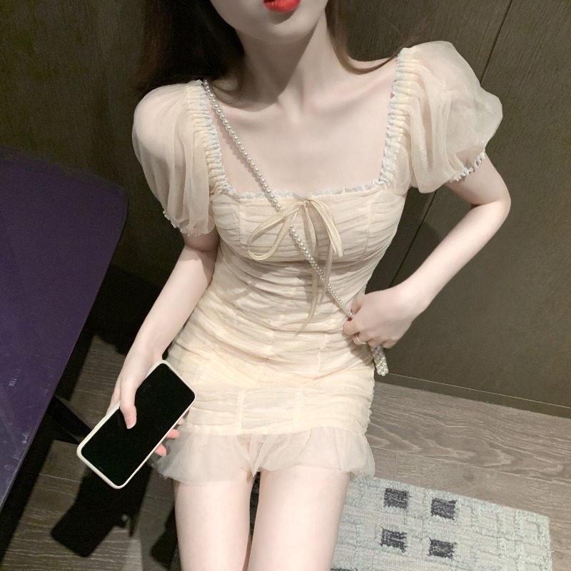 Đầm ren nhúng tay phồng ôm body