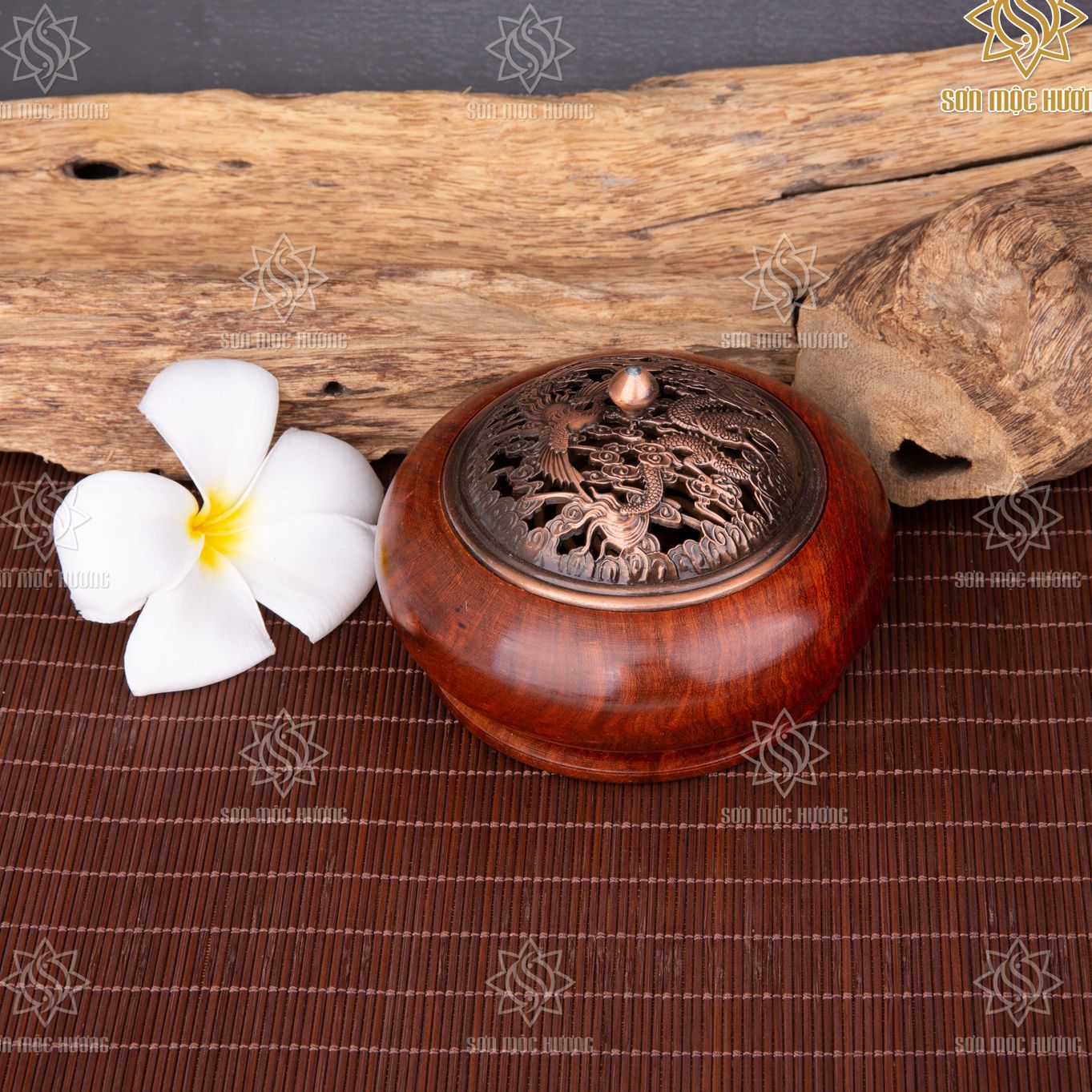 Lư xông trầm hương từ gỗ hương nguyên khối cao cấp Sơn Mộc Hương