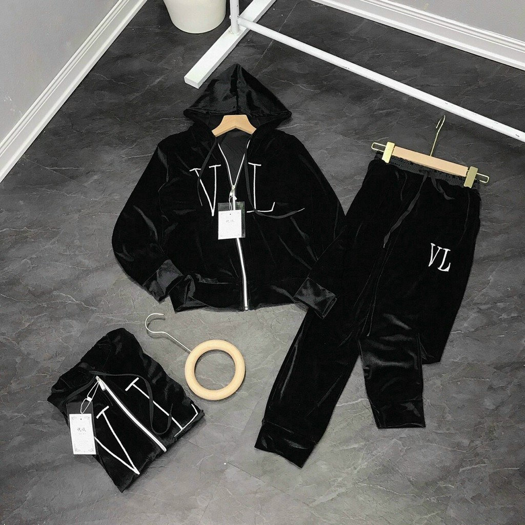 Bộ nhung nữ đính đá LV cực đẹp, hit hot cho mùa đông 2022