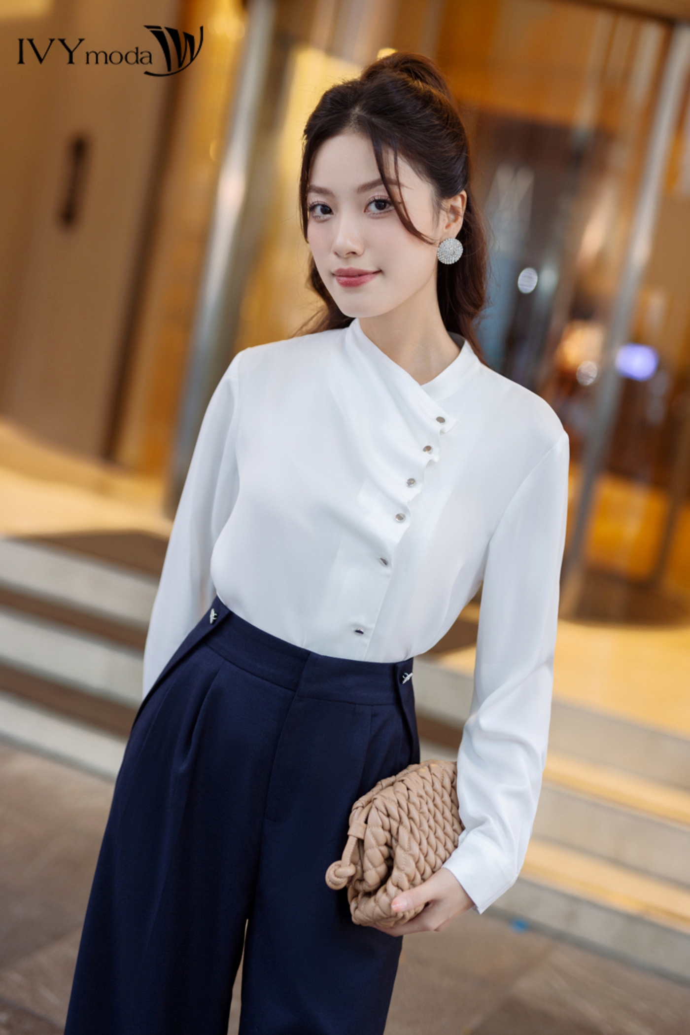 Áo sơ mi khuy cách điệu ivy moda ms 17m7036