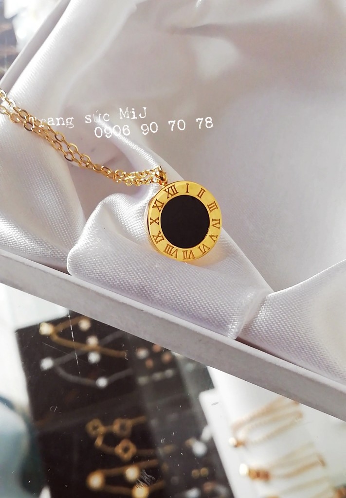 Dây chuyền titan mặt tròn đen la mã