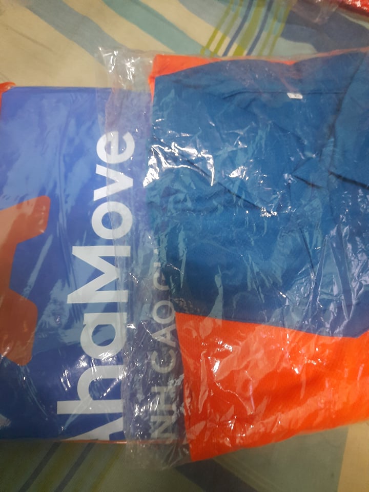 CHỈ CÒN 1 COMBO 1 ÁO MƯA + ÁO THUN AHA SIZE M hoăc L XỊN XÒ NHA