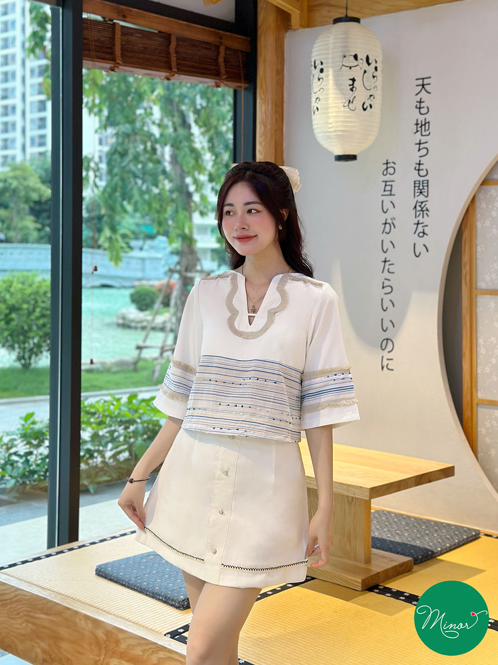Áo kiểu phối ren viền cổ
