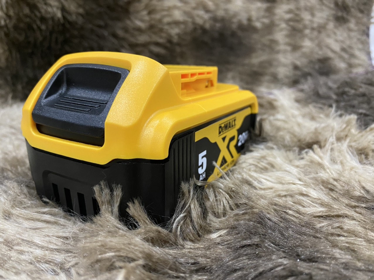 BN. Pin Dewalt 20V đóng 4Ah -5 Ah- 6Ah cell Samsung, nhận sạc zin.