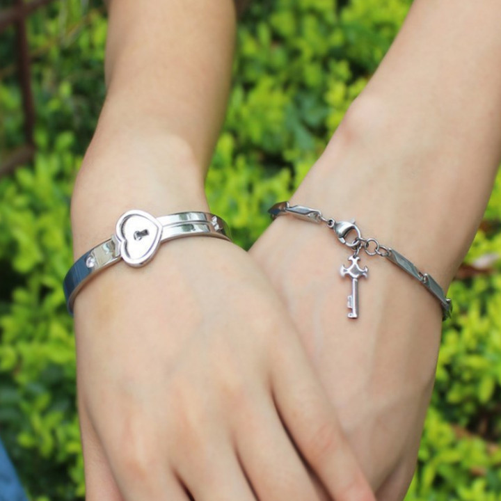 Vòng tay cặp đôi ổ khóa chìa khóa cách điệu cao cấp bằng titan - Đảm bảo không đen, không rỉ sét