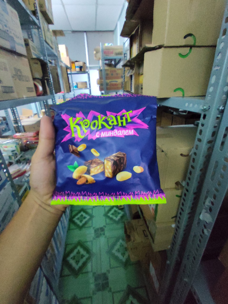 Kẹo sôcôla hạnh nhân xay giòn tím của Nga Kpokaht bịch 180gr