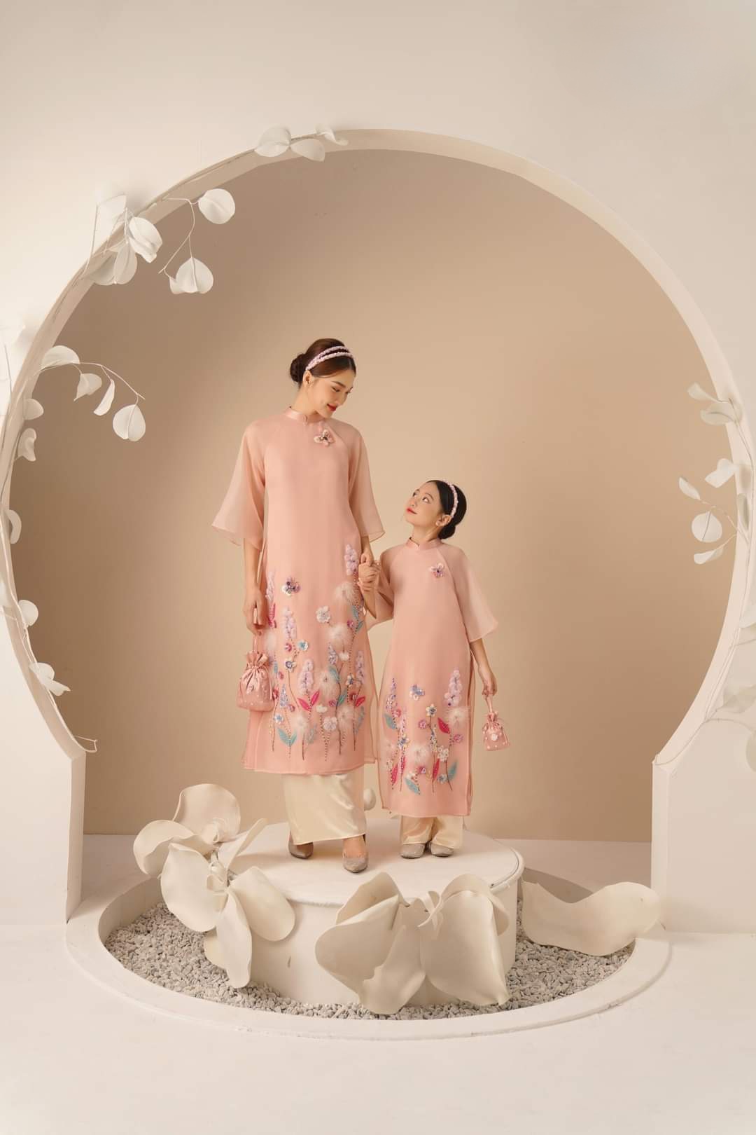 Áo dài cách tân mẹ và bé Hồng Hoa chất tơ organza có tà trong áo lót lụa - T04