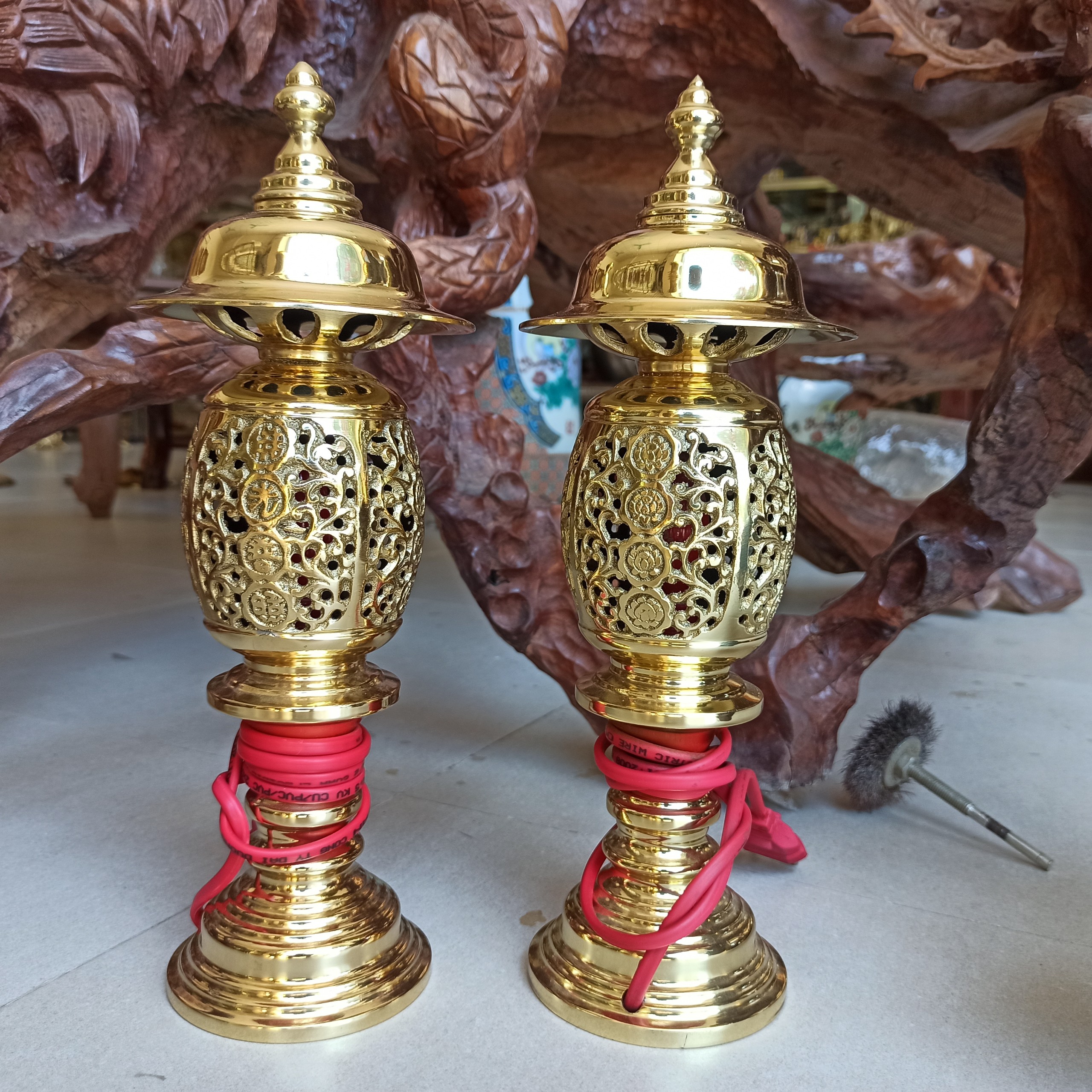 Cặp đèn thờ bằng đồng cắm điện cao 31cm 36cm, cặp đèn thờ đồng vàng