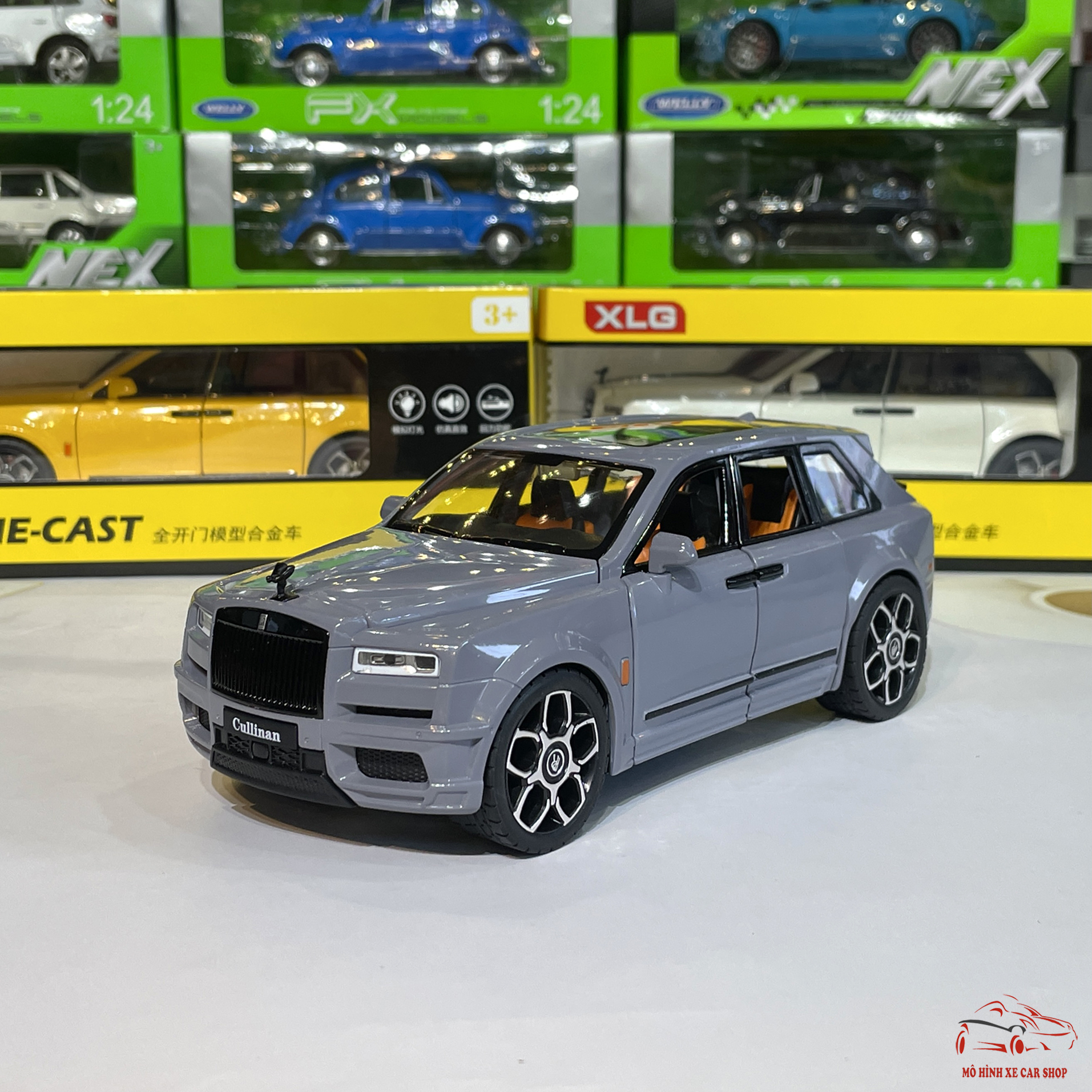 Mô hình xe bằng kim loại Rolls-Royce Cullinan Carshop tỉ lệ 1:20 hãng XLG 4 màu