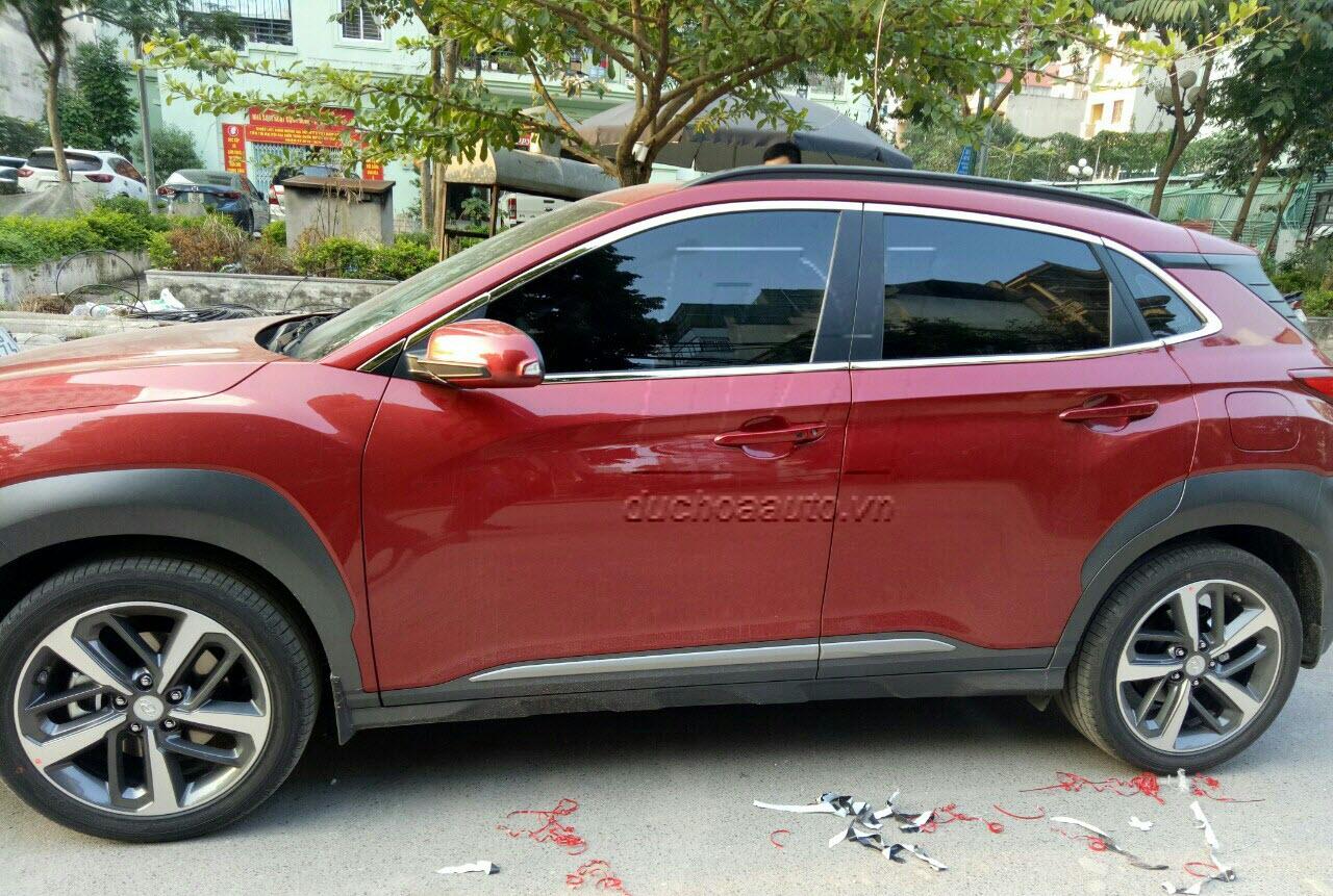 Viền inox quanh kính theo xe Hyundai Kona