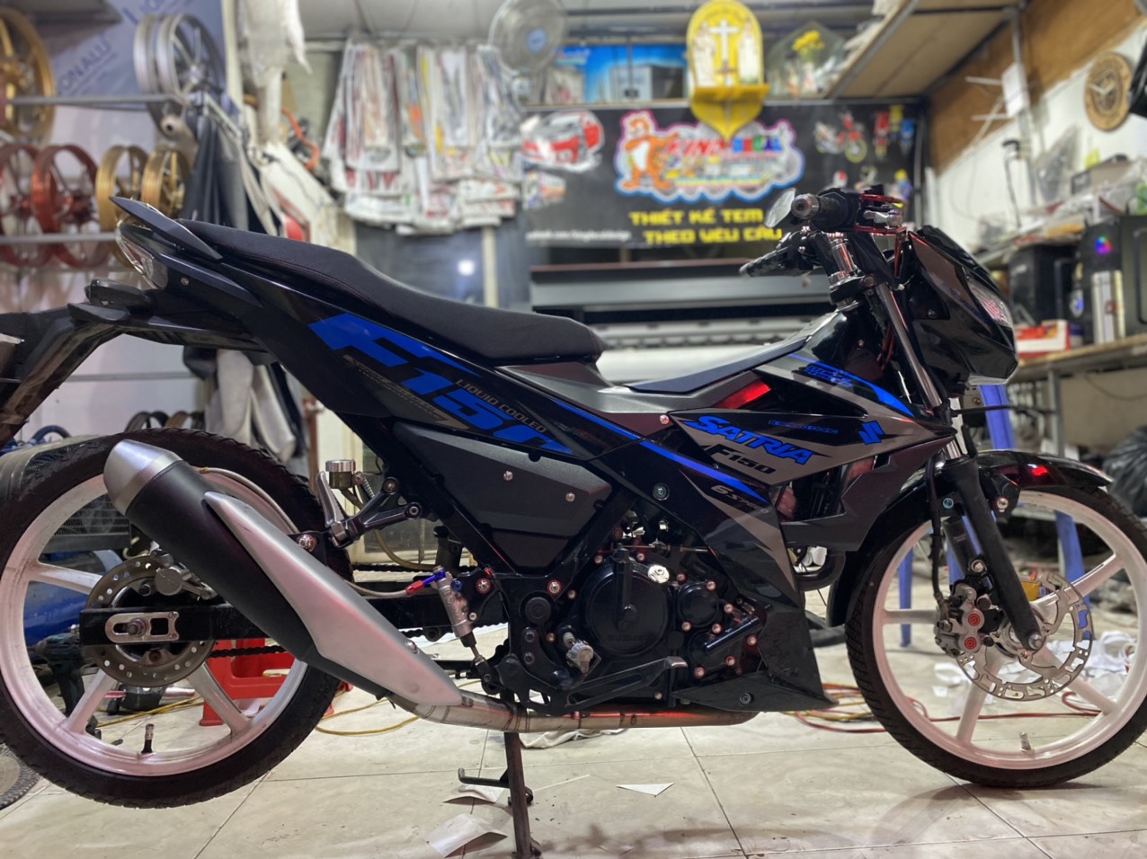 Tem Rời Satria màu đen xám xanh