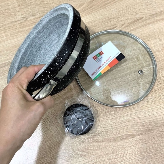Tô đá giữ nhiệt ăn phở hàn quốc, nồi đá chống dính vân đen , có nắp đậy thủy tinh, tay cầm inox, viền bọc inox