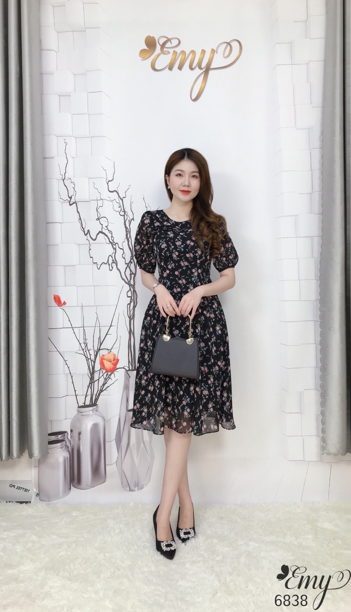 Đầm emy em6838 xoè cổ tròn nền đen