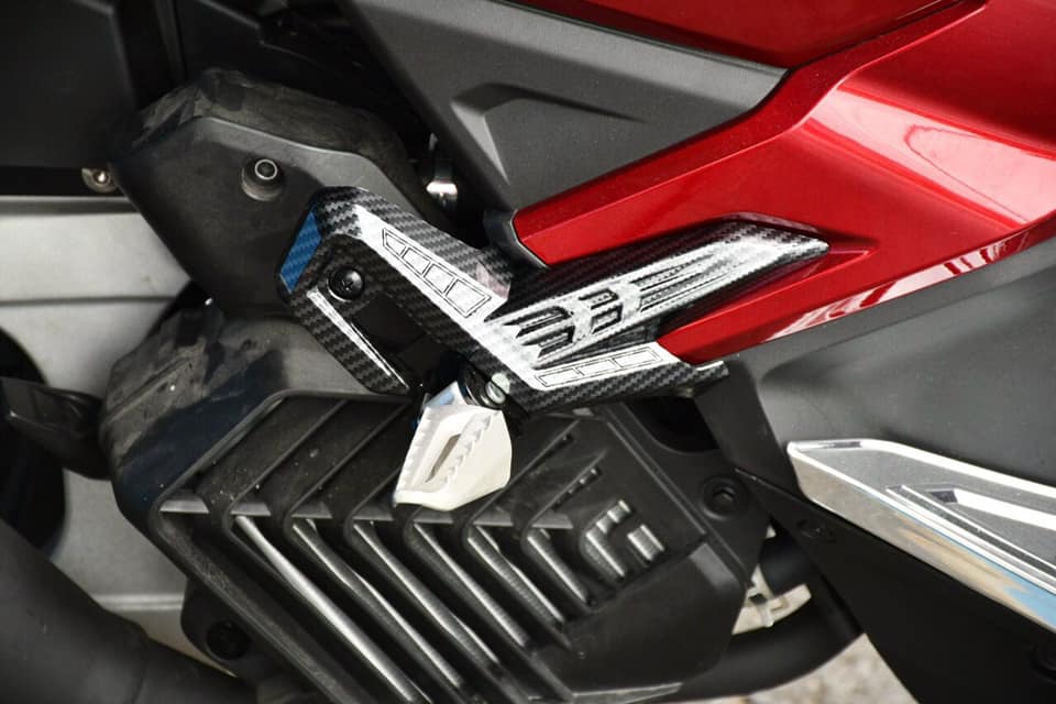 Ốp gác chân sau xe air blade 2020 và 2023