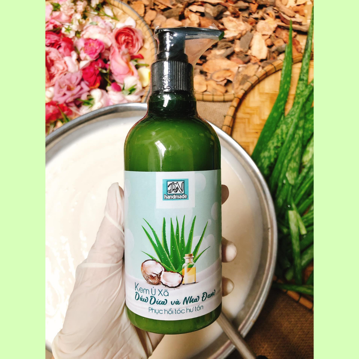 KEM Ủ XẢ DẦU DỪA VÀ NHA ĐAM giúp tóc suôn mượt, bóng khỏe. Được làm từ tinh chất dừa, dầu dừa và nha đam, glycerin.