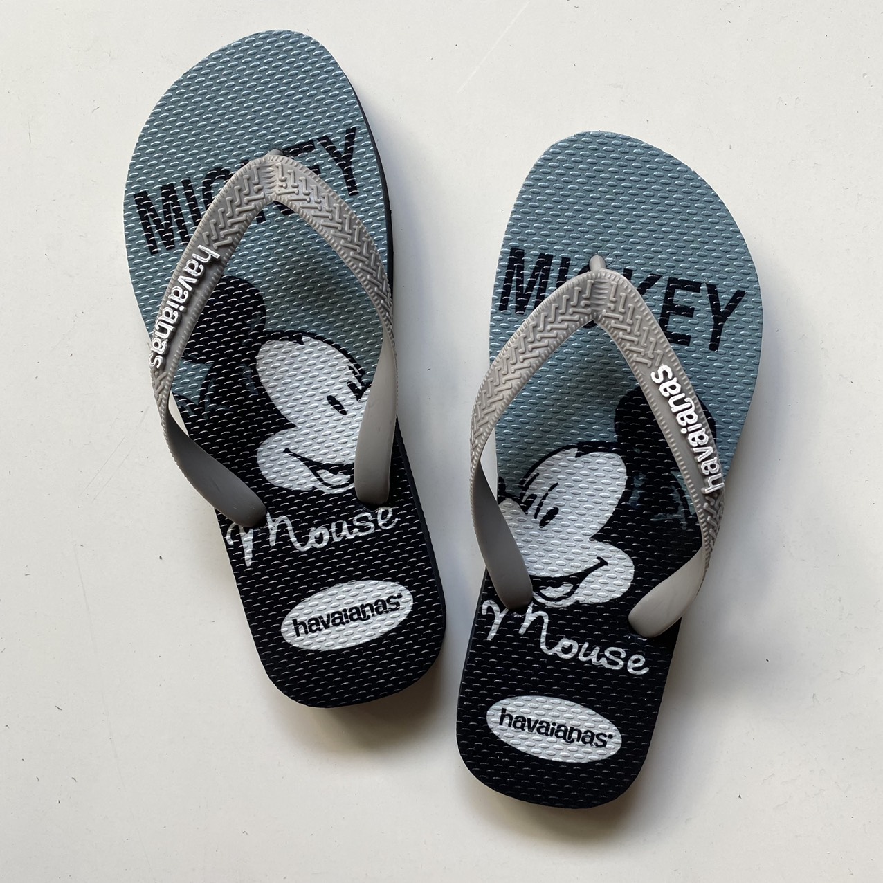 Dép nam xỏ ngón mickey hot trend
