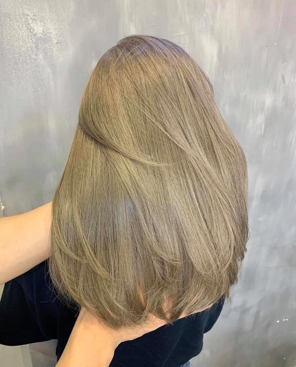 Nếu bạn muốn tìm một kiểu tóc thật sự độc đáo và sáng tạo, thì nâu rêu highlight là sự lựa chọn tuyệt vời. Màu sắc này sẽ làm nổi bật nét đẹp và phong cách của bạn. Hãy xem hình ảnh nâu rêu highlight để thấy sự ấn tượng của kiểu tóc này.