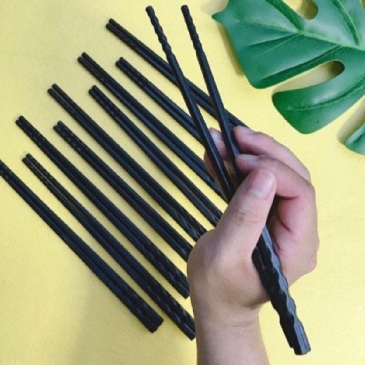 Vỉ 10 đôi đũa nhựa đen xoắn phong cách Nhật Bản, Hàn Quốc