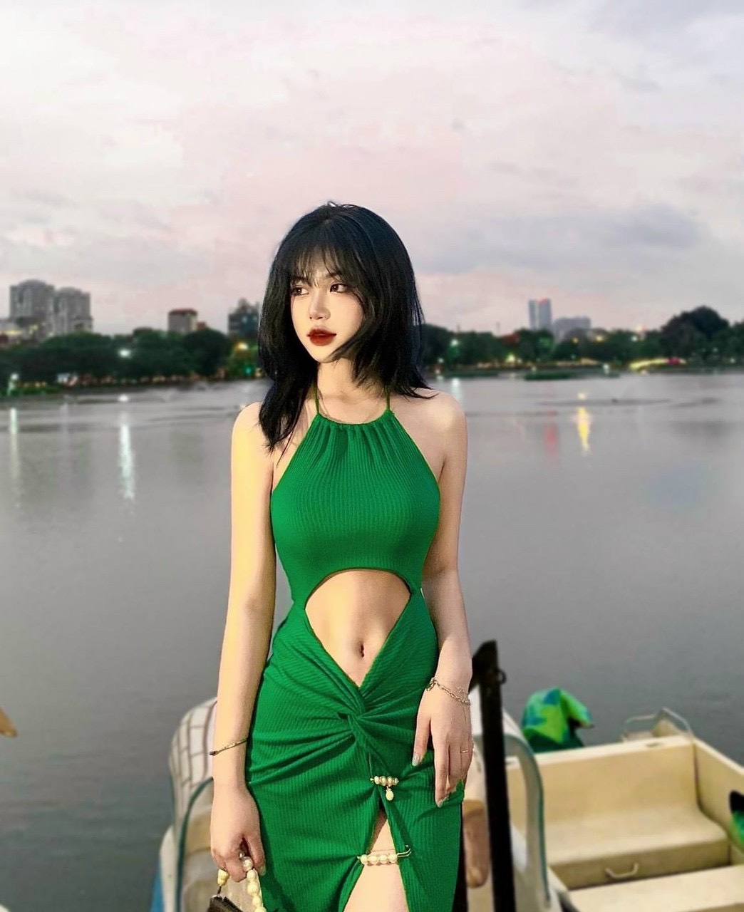 Đầm body cổ yếm xoắn hở bụng phối xẻ tà cực kì sang chảnh