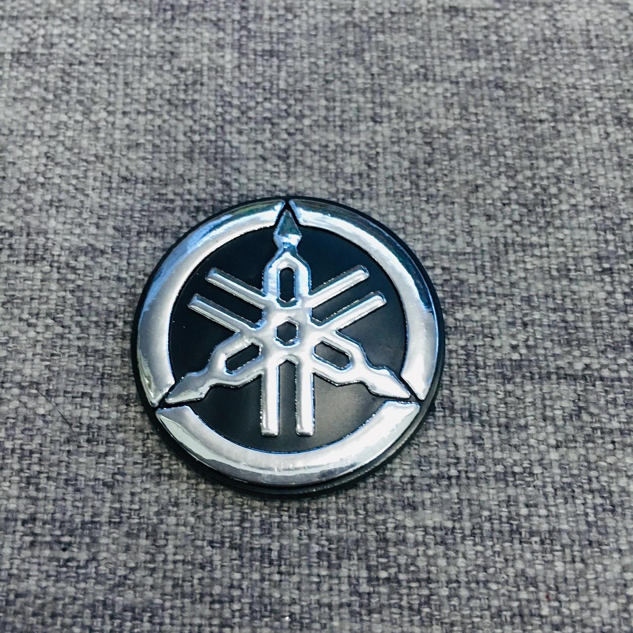 TEM LOGO,HUY HIỆU DÁN XE,TRANG TRÍ XE CHO CÁC DÒNG XE YAMAHA (LOGO NHỎ BÉ)