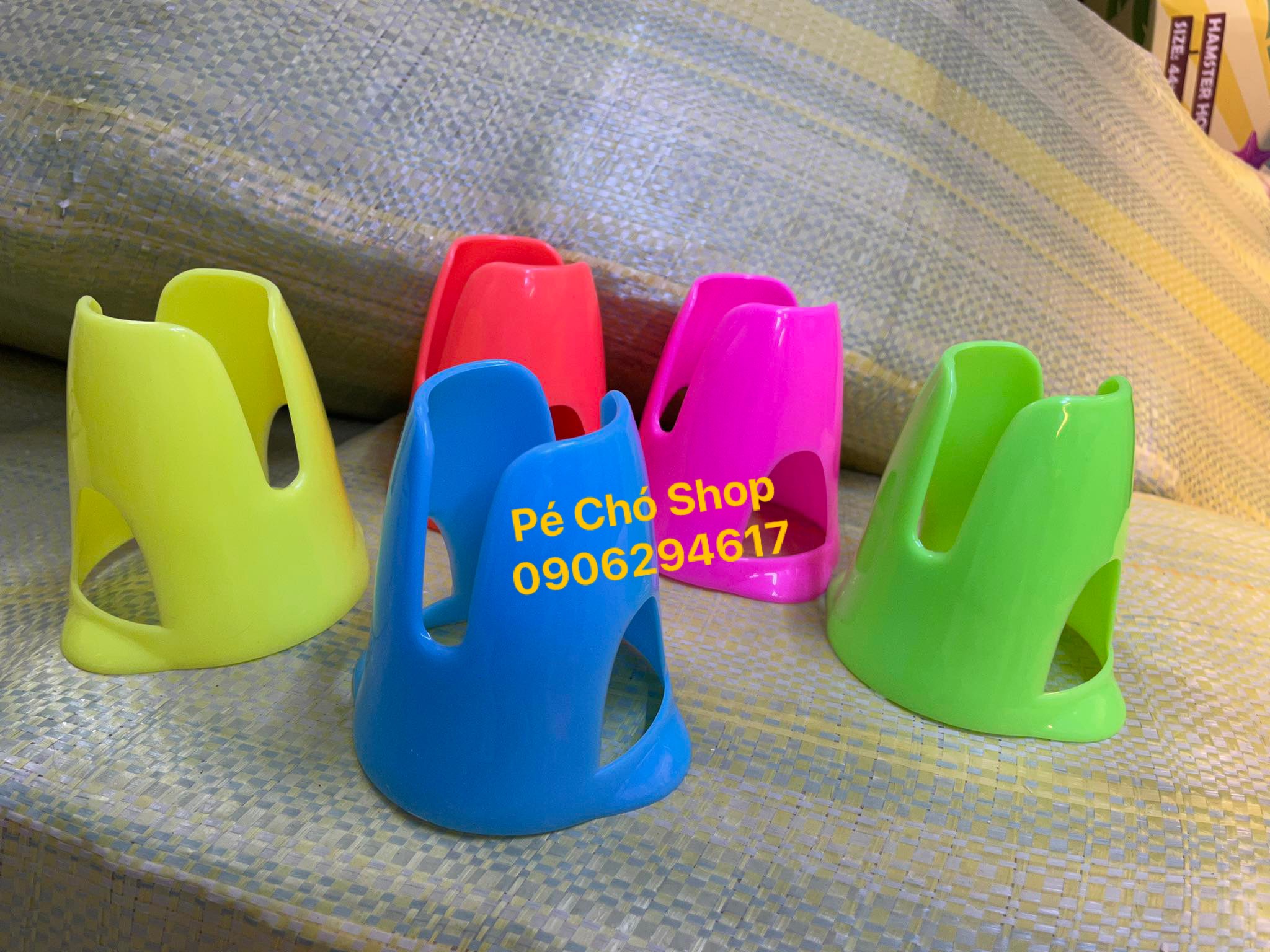 Kệ nhựa để bình nước bi cho hamster,sóc,nhím,bọ ú,..