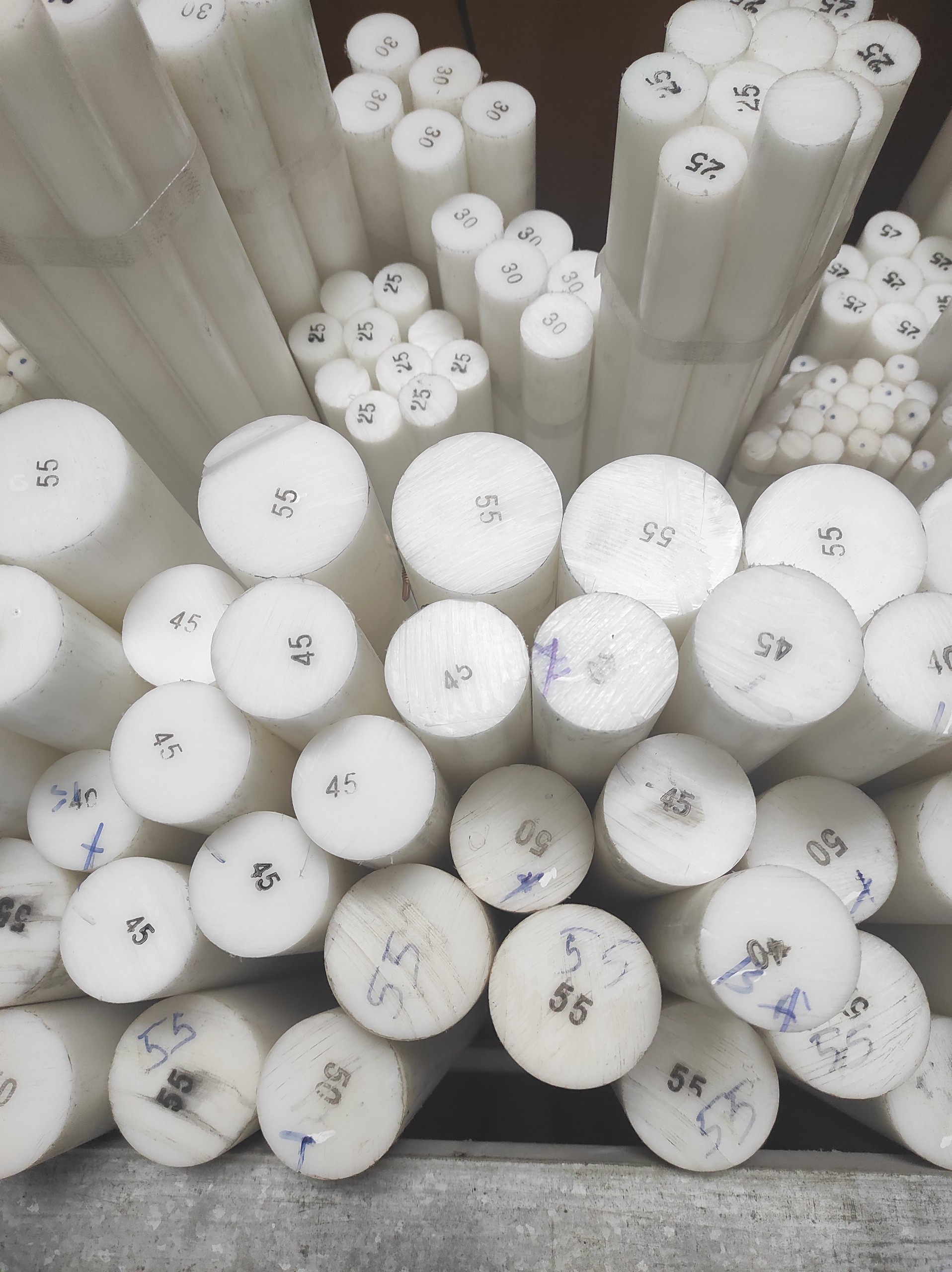 Nhựa POM dùng gia công cơ khí phi tròn đặc đường kính D45x500mm. Xuất xứ : Hàn Quốc.