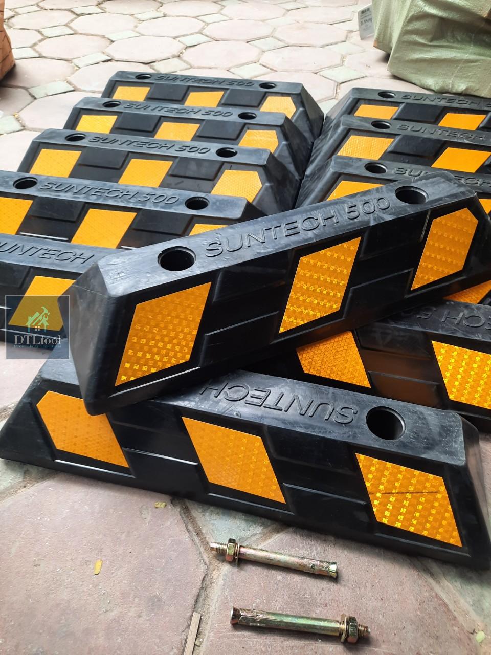 Cục chặn lùi bánh xe cao su 500x150x100mm . Chặn lốp ô tô dễ dàng lùi xe vào chuồng. Bao phụ kiện lắp đặt