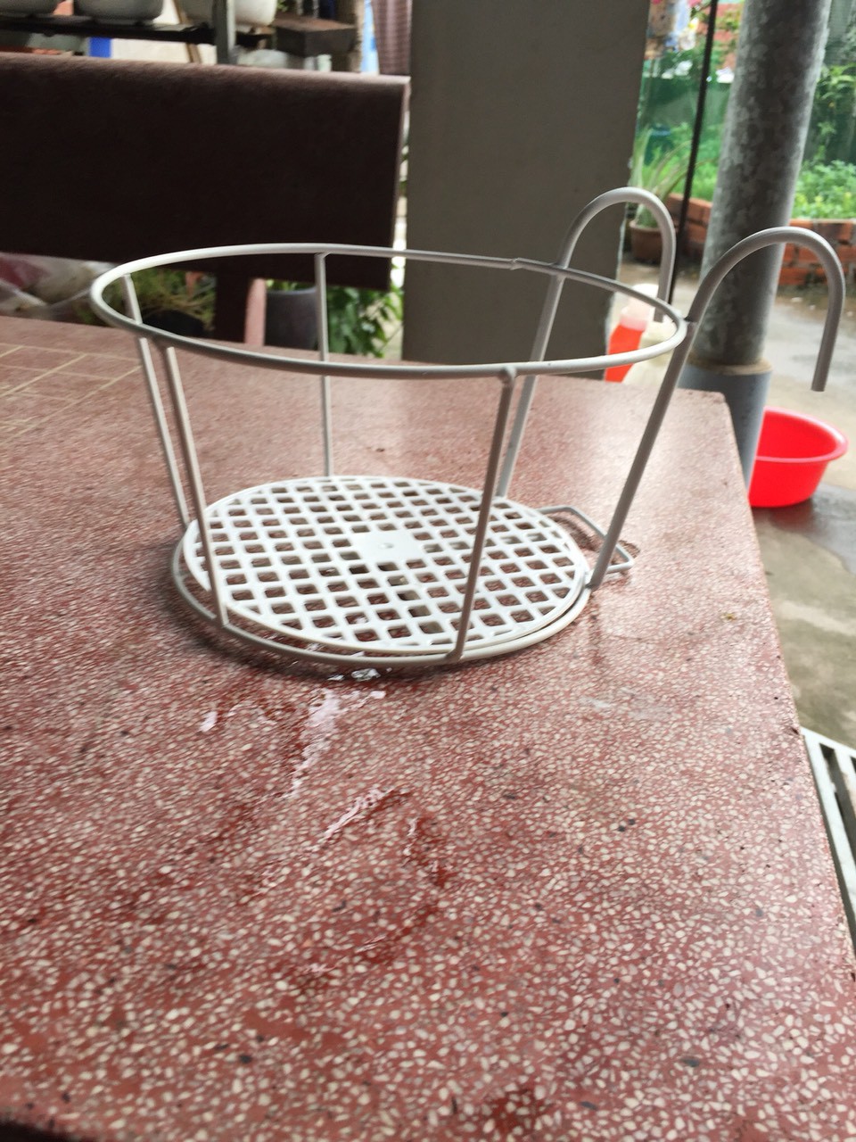 Giỏ hoa treo ban công