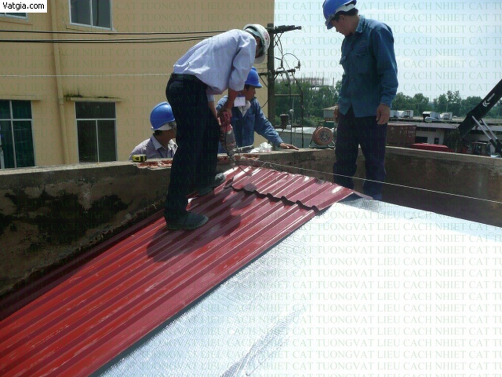 12 Mét Vuông tấm lót cách nhiệt chống nóng .Phủ Bạc 2 lớp . Kích thước 1m55 x 8m. Dày 4mm