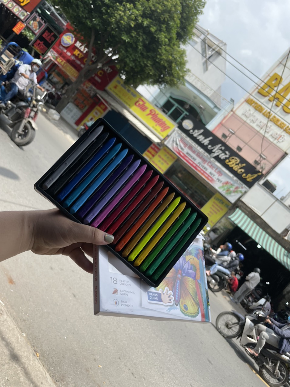 Bút sáp màu deli hữa cơ c200