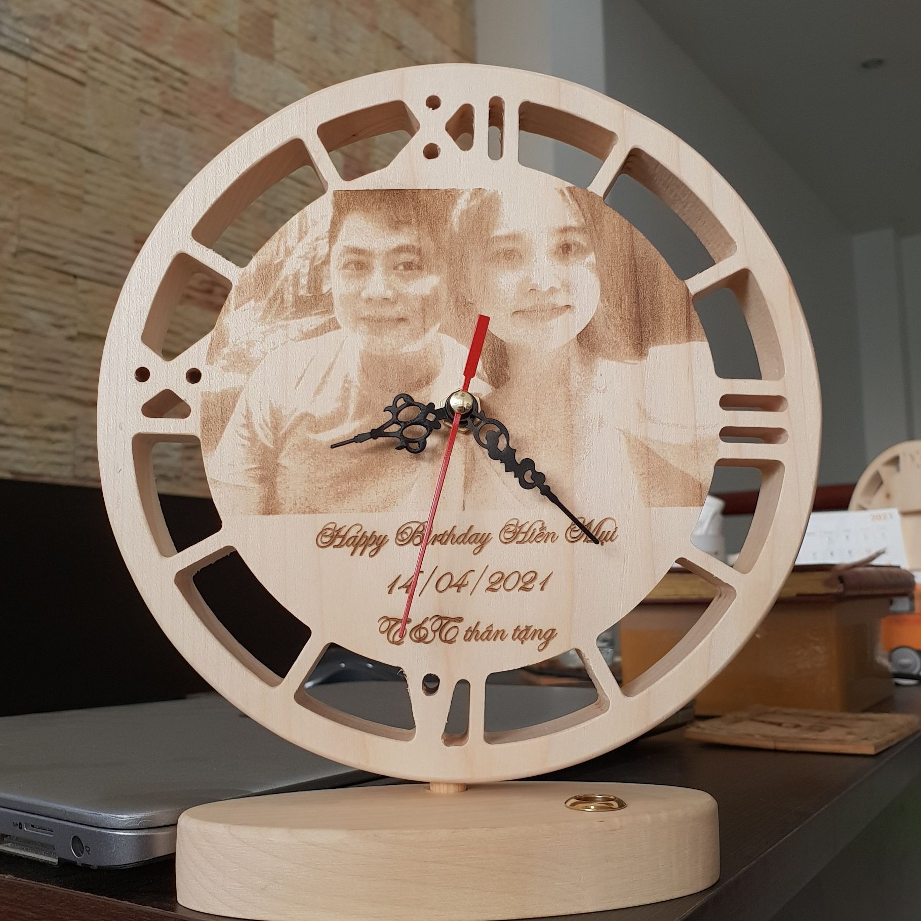 Đồng hồ gỗ maple cao cấp - Đồng hồ để bàn khắc hình theo yêu cầu - quà khai trương ý nghĩa - quà cưới - quà tặng thầy cô ngày 20/11