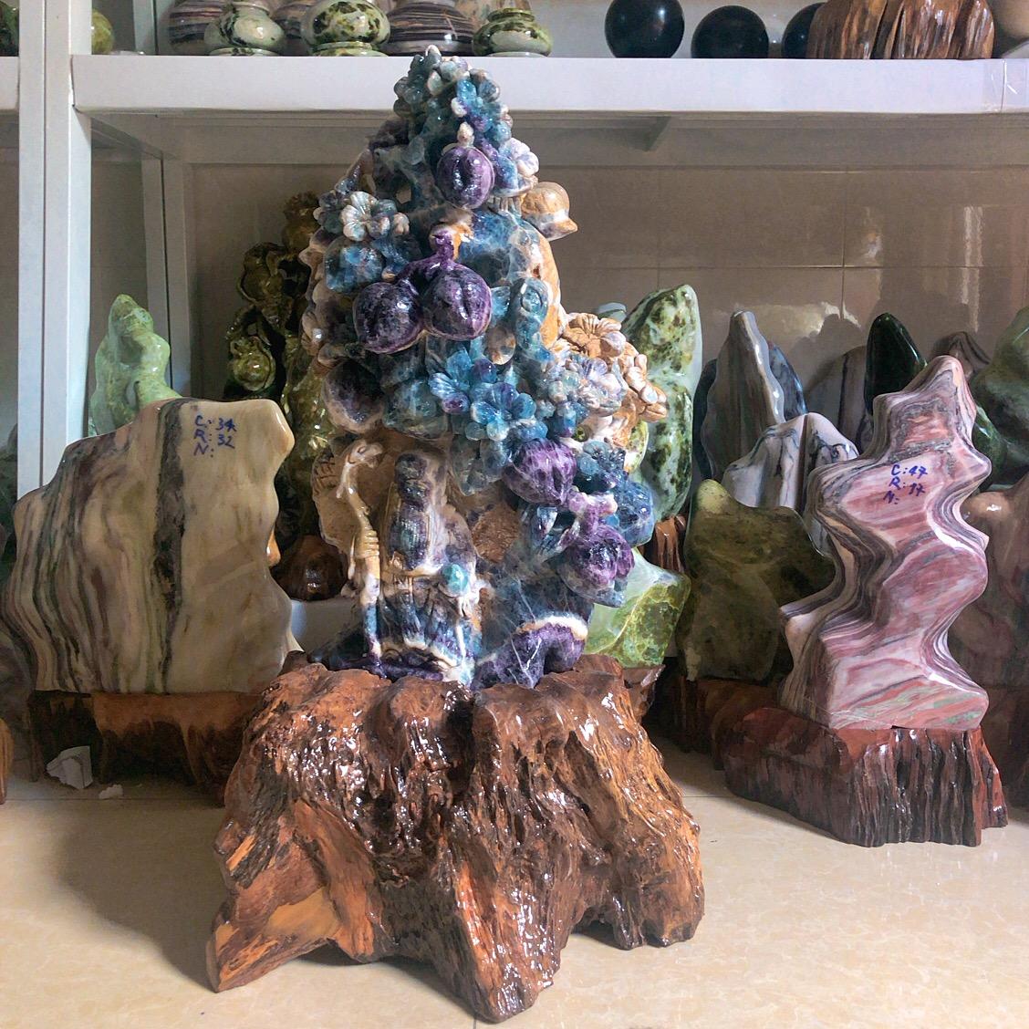 Cây đào trường thọ đá flourit hoàn toàn tự nhiên, điêu khắc thủ công đá Yên Bái nặng hơn 30 kg, chân đế gỗ rừng