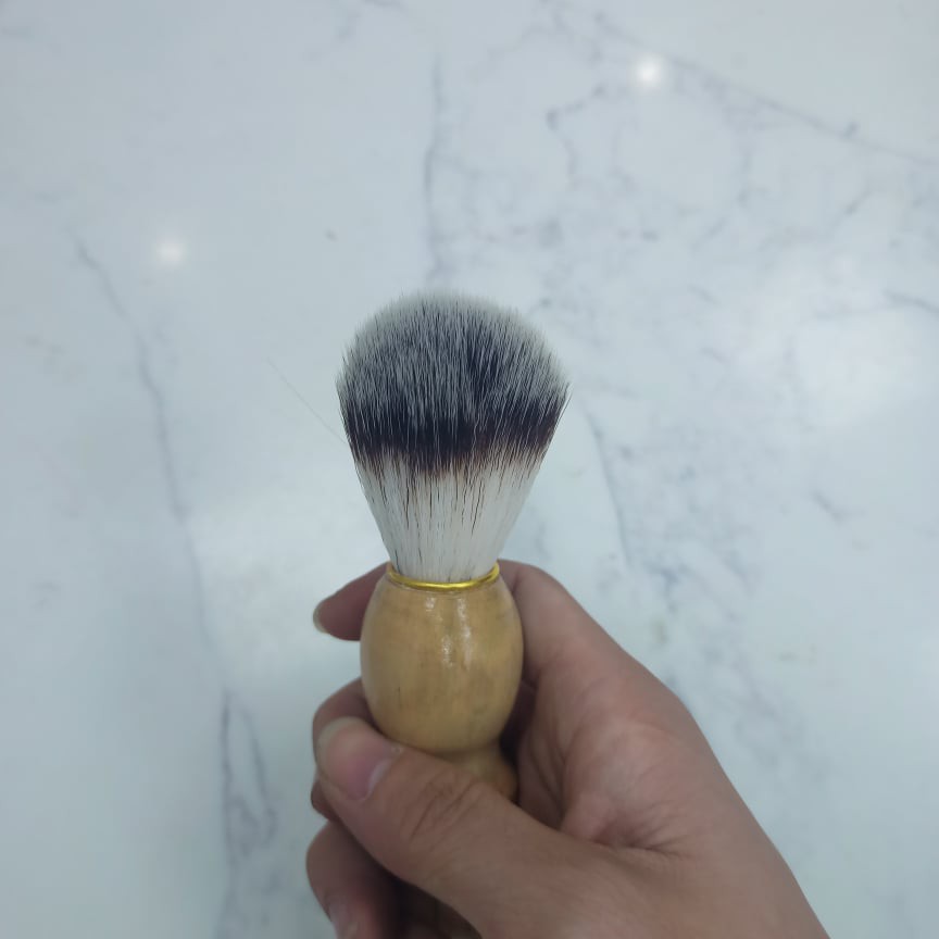 Chổi phủi quét kem cạo râu.