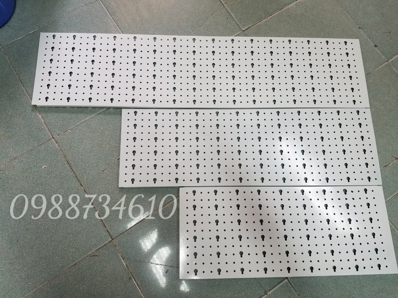 Compo 2 Tấm tôn đục lỗ treo phụ kiện màu trắng ( Khoan vít lên tường )