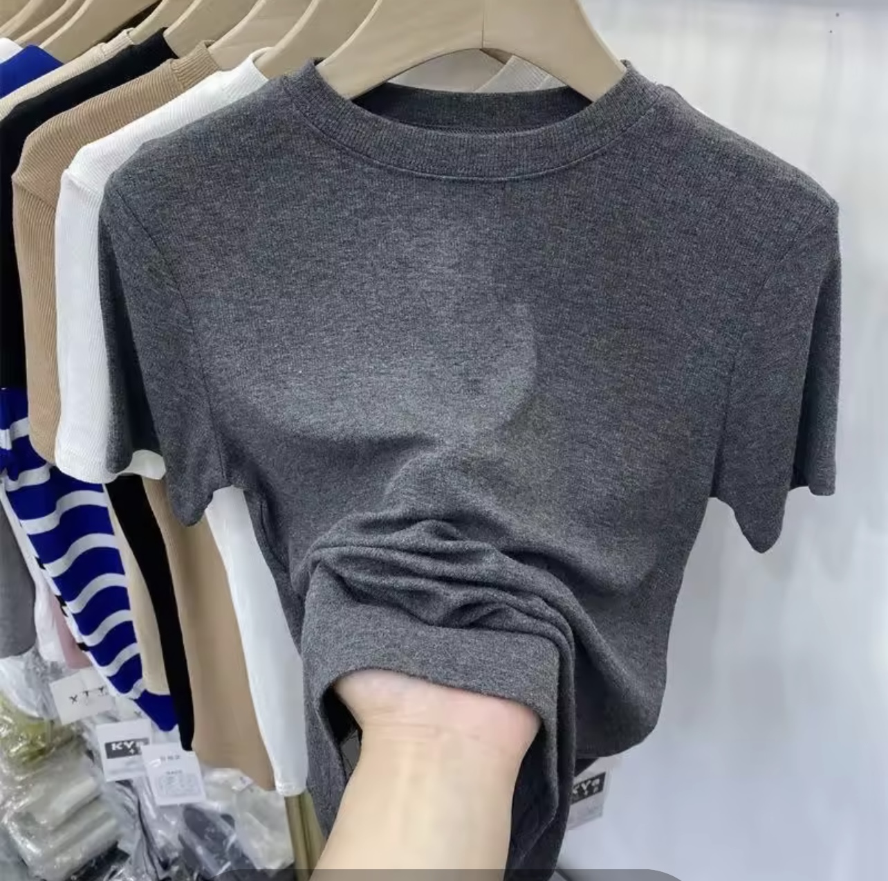 Hàng Mới Về - Áo Thun Nữ Áo Kiểu Nữ Cổ Tròn Tay Ngắn Vải Gân Co Giãn Tốt Ôm Body mềm mịn mát phối đồ siêu xinh đi cafe đi chơi đều xinh