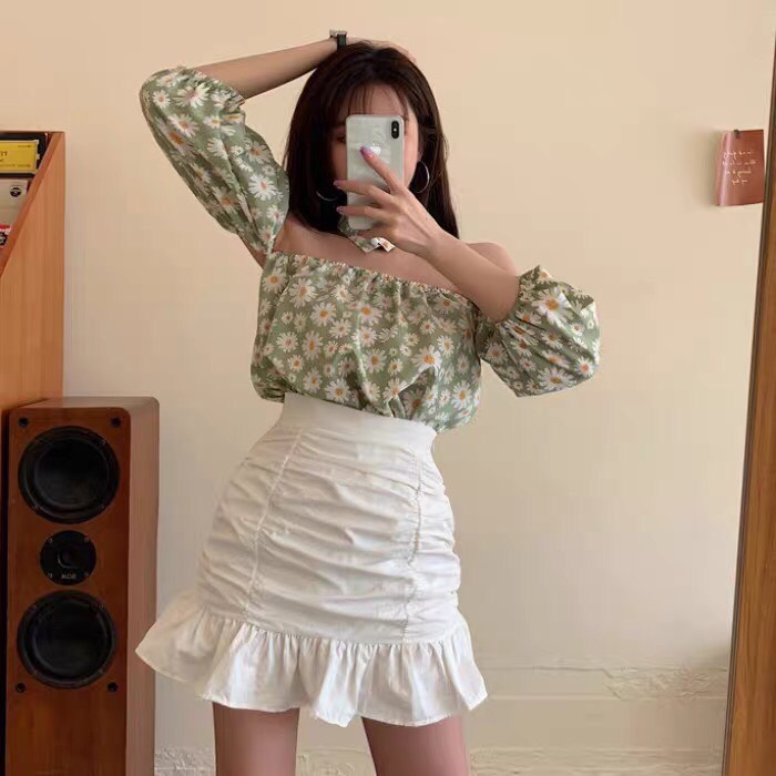 Set áo hoa cúc và chân váy trắng kèm chocker