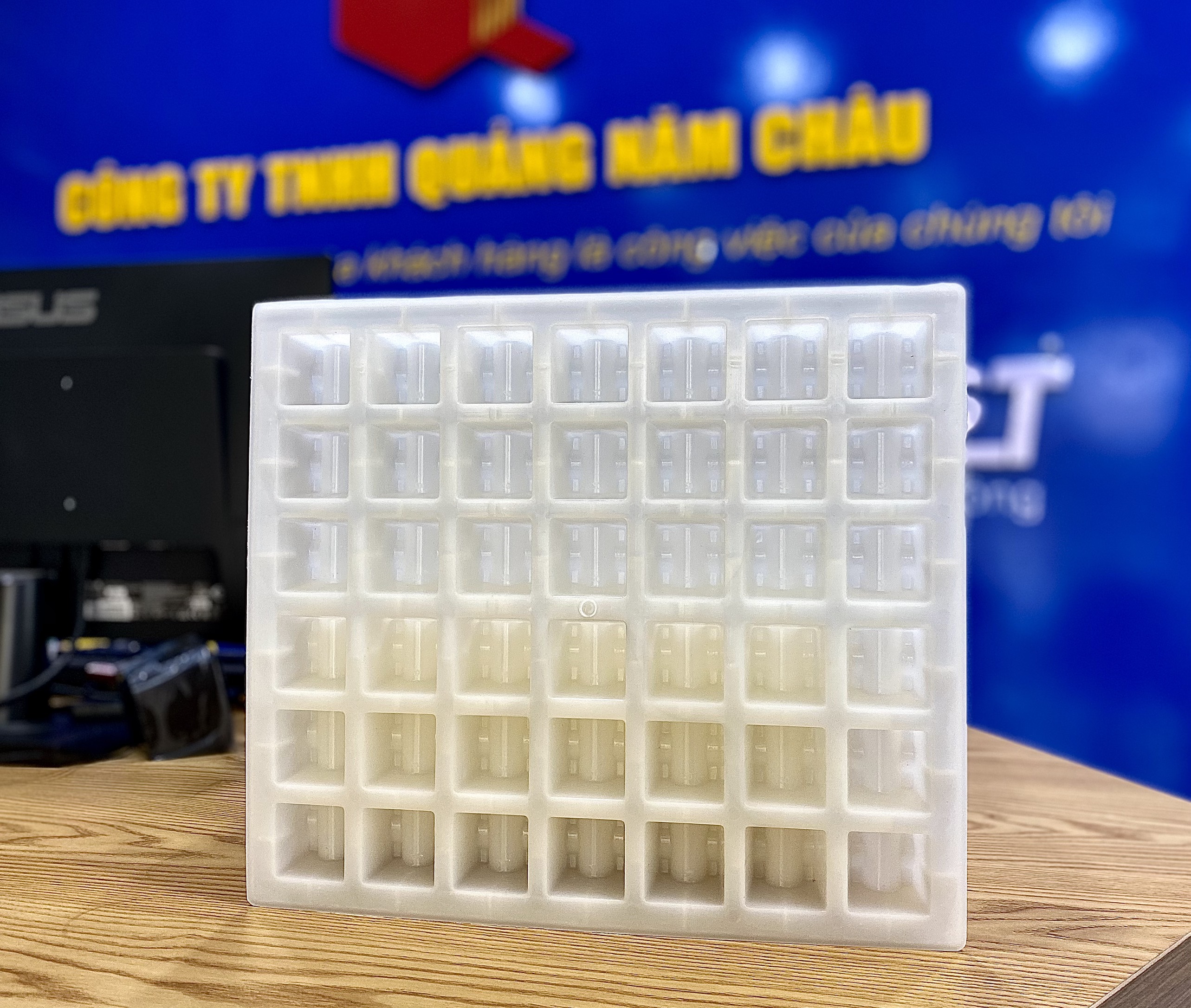 Khuôn đúc con kê bê tông S20/25 (42 viên/khuôn)