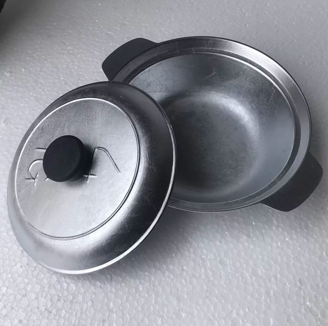 Nồi gang hấp nghêu đường kính 20cm, kho thịt, chống dính, chống cháy khét nắp cầm cách nhiệt