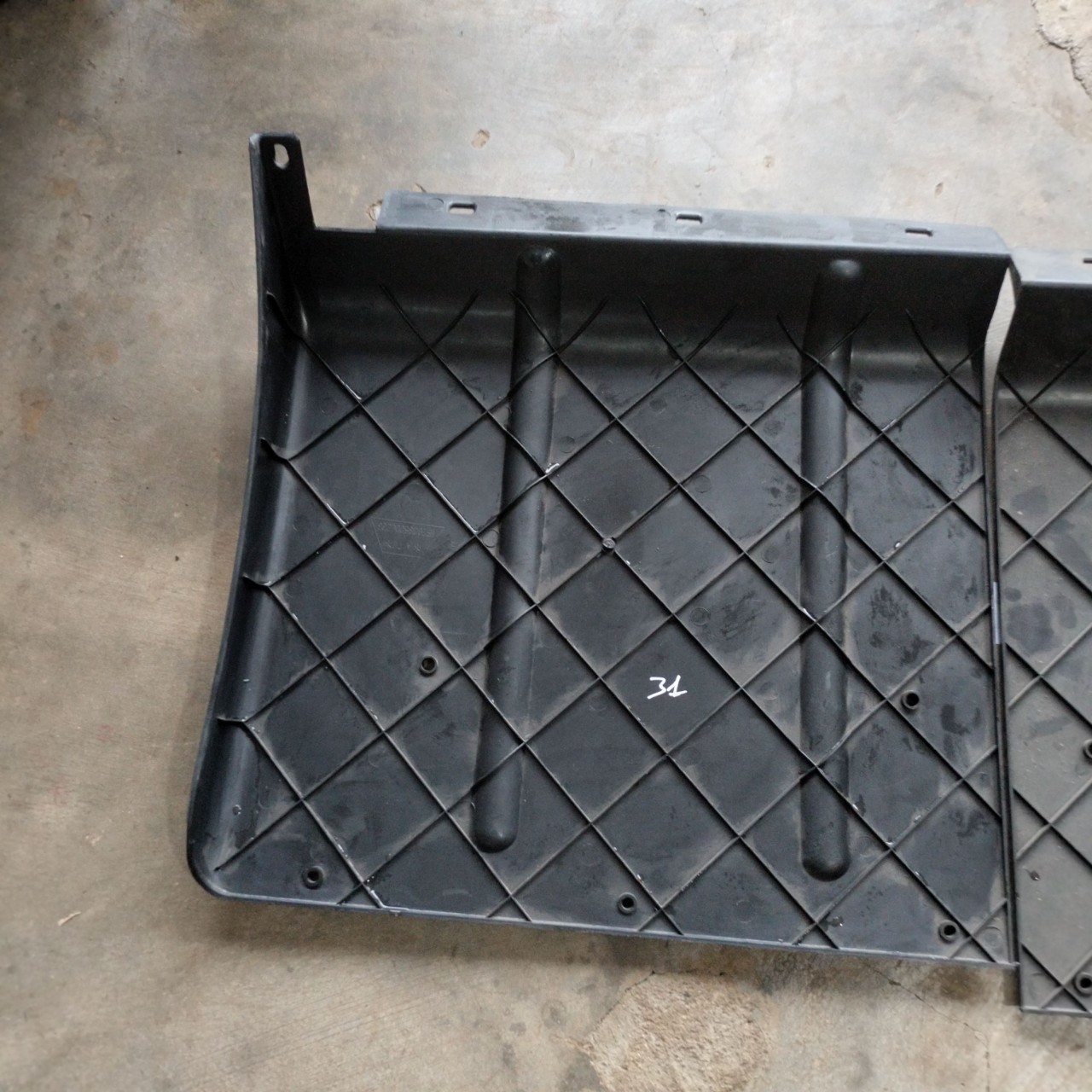 Chắn bùn xe sau Thaco Ollin , trái phải khác nhau, kích thước: cao 49cm, ngang 46cm. mã số SP 1540