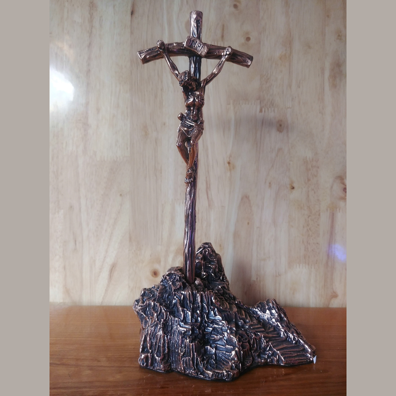 TƯỢNG CHÚA CHỊU NẠN TRÊN ĐỒI COMPOSITE XI ĐỒNG 25CM